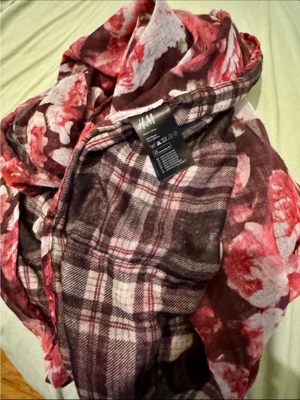 H&M scarf features